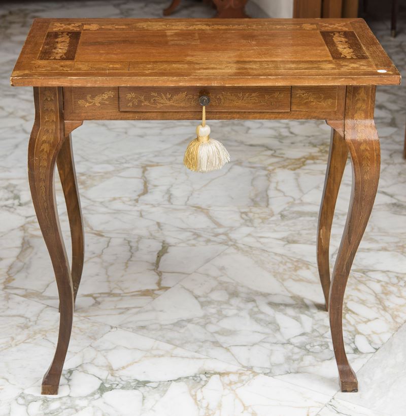 Tavolino in stile Luigi XV, legno massello, intarsiato, XX secolo
