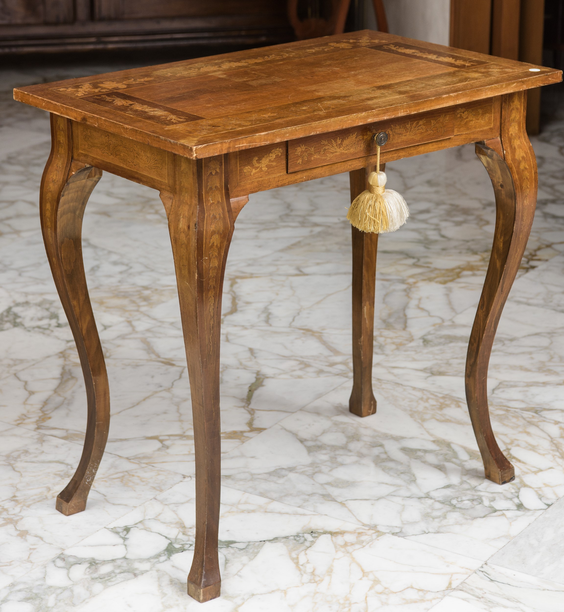 Tavolino in stile Luigi XV, legno massello, intarsiato, XX secolo