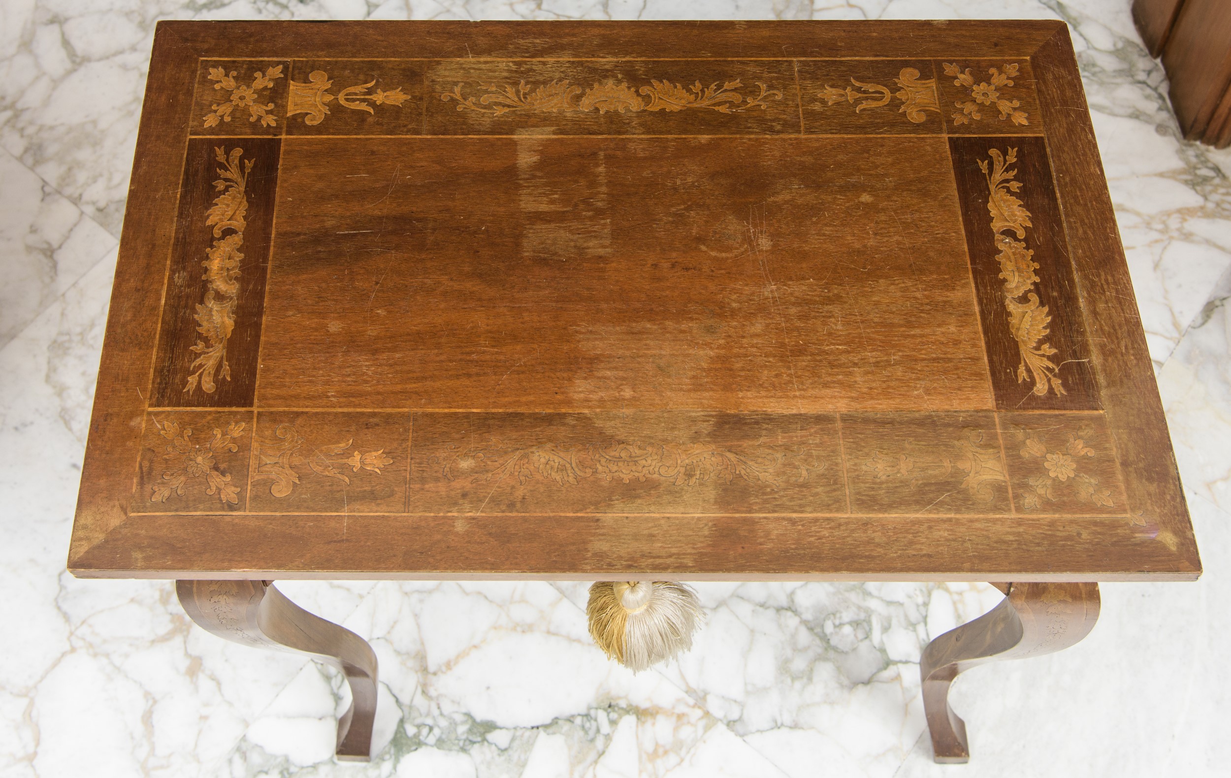 Tavolino in stile Luigi XV, legno massello, intarsiato, XX secolo