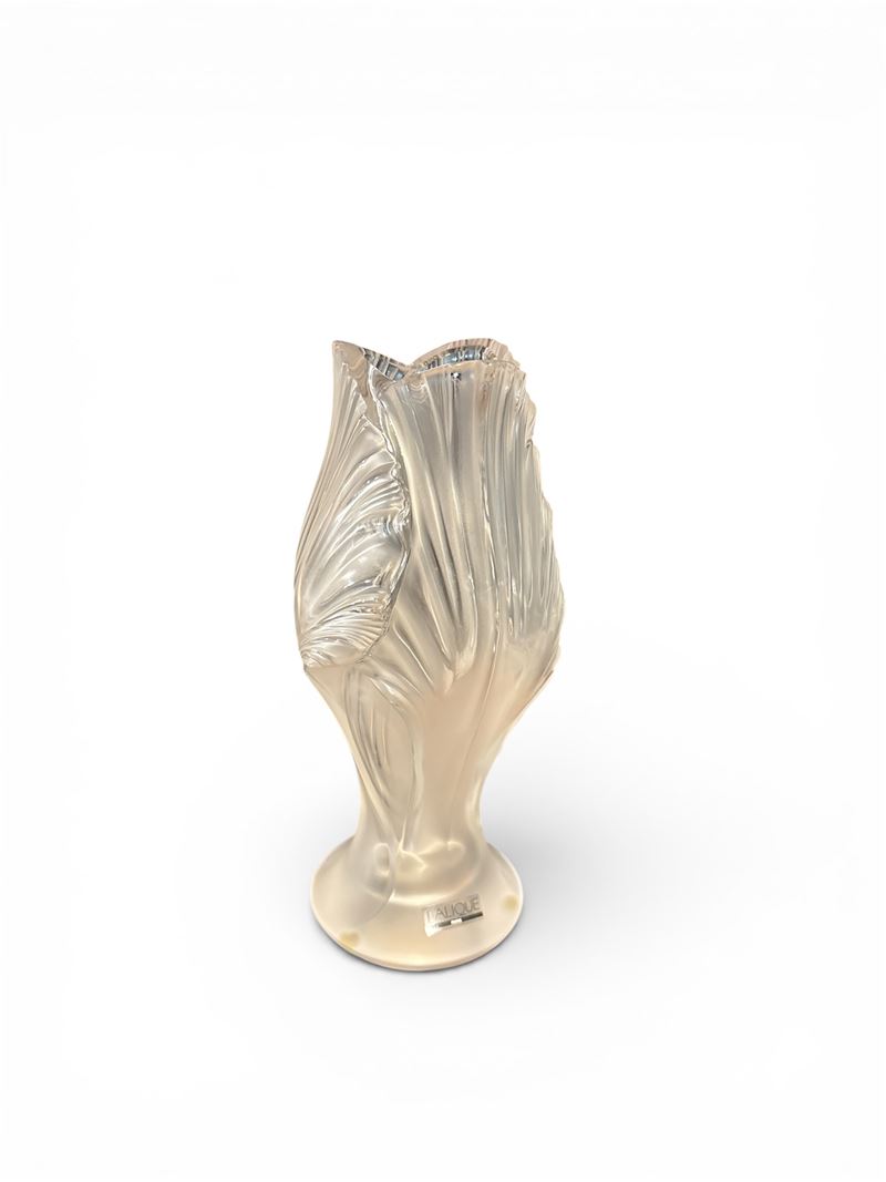Lalique, Vaso modello Iris, cristallo, H. 23 cm