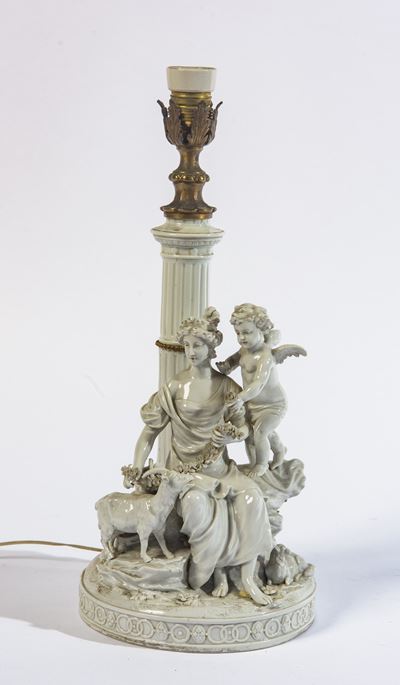 Scultura in porcellana rappresentante un'opera pastorale con figura femminile e putto, Inizio XX ...