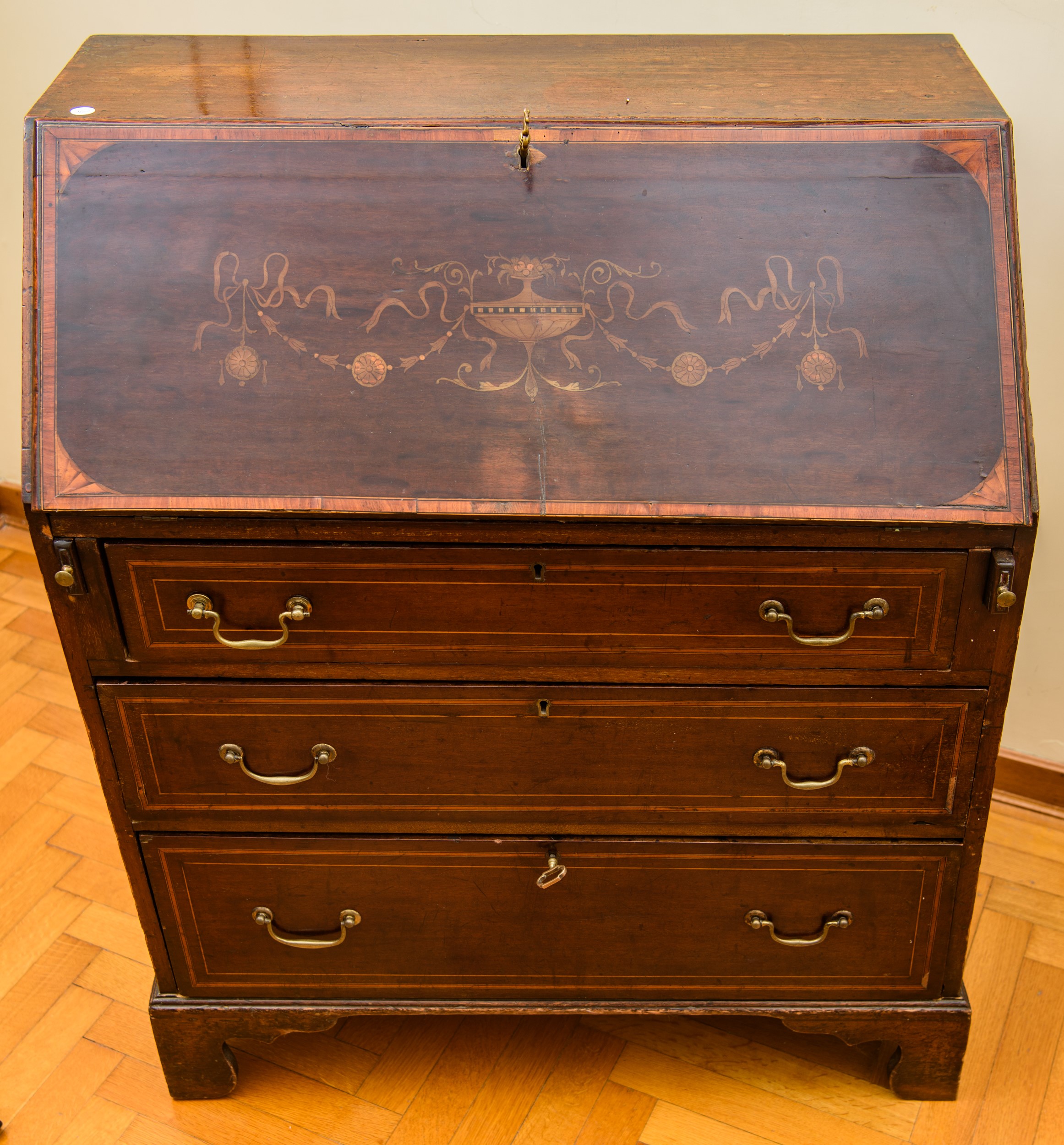 Bureau a calatoia, legno massello con impiallacciatura, Inghilterra, fine XVIII - inizi XIX secol...