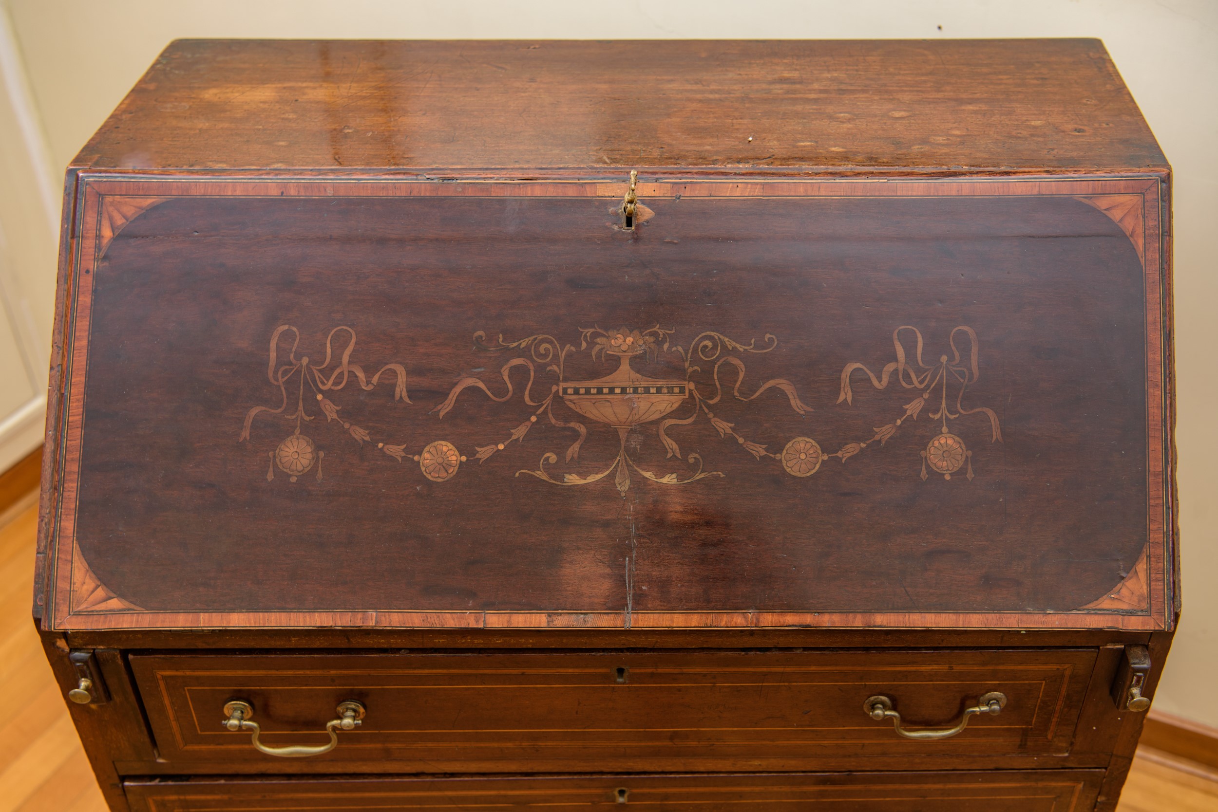 Bureau a calatoia, legno massello con impiallacciatura, Inghilterra, fine XVIII - inizi XIX secol...