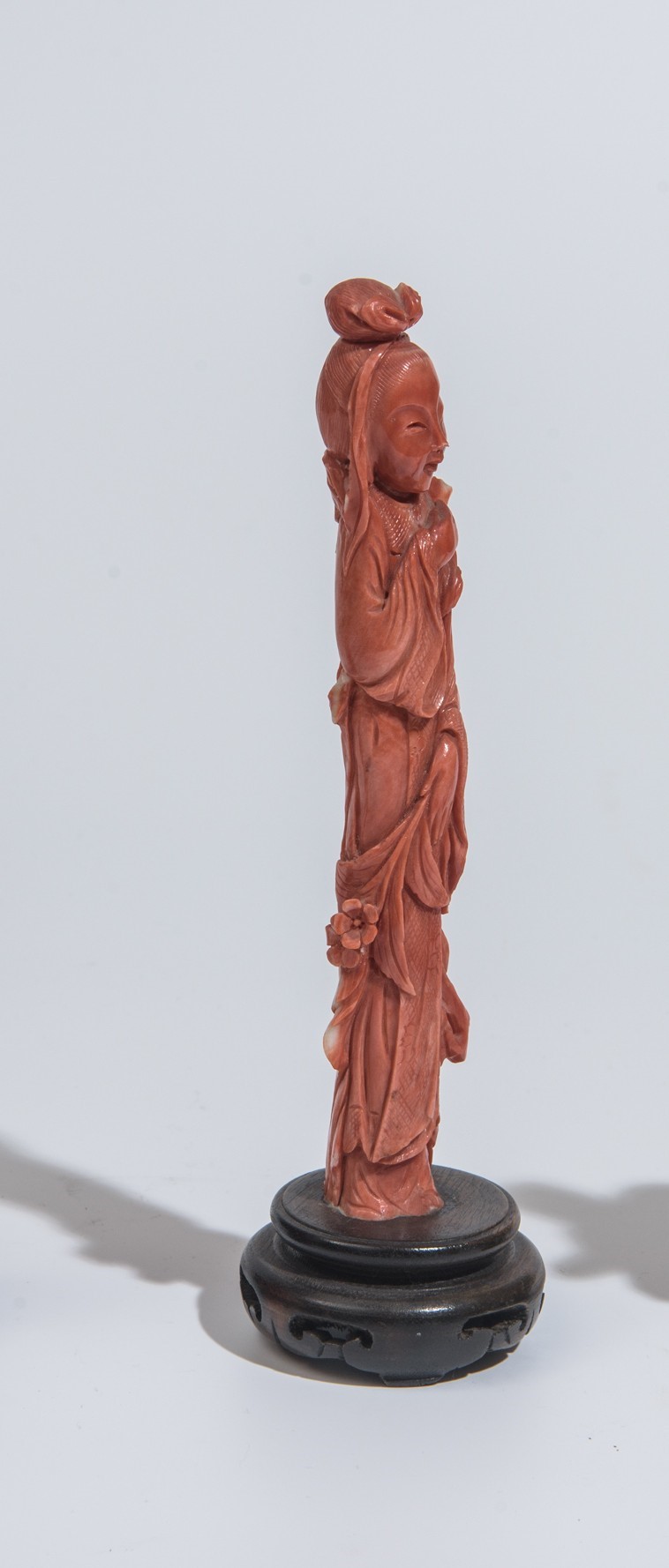 Scultore sconosciuto, Guanyin in corallo rosso
