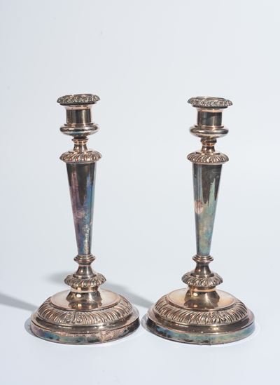 Coppia di candelabri baccellati, metallo argentato, XX secolo