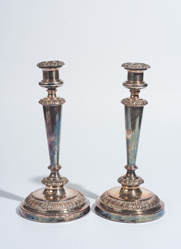 Coppia di candelabri baccellati in metallo argentato