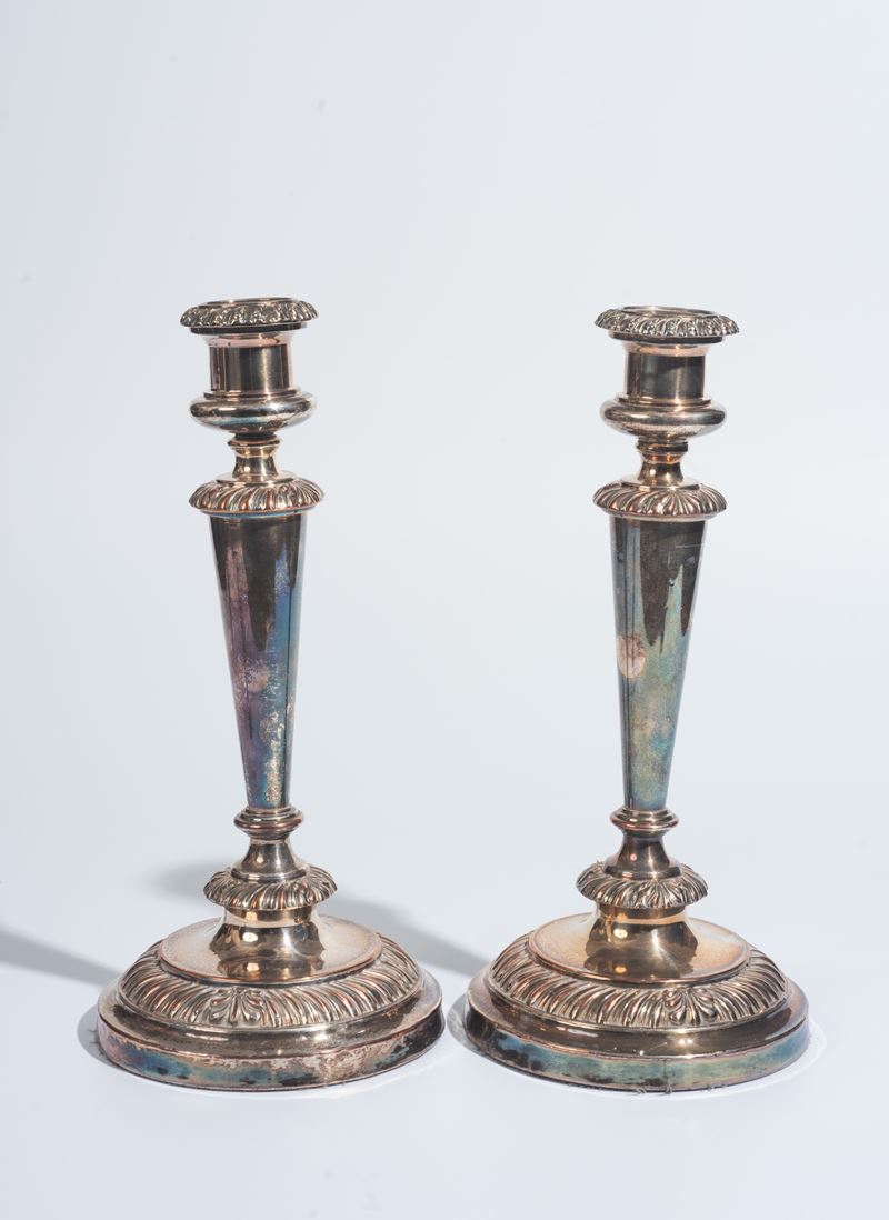 Coppia di candelabri baccellati, metallo argentato, XX secolo