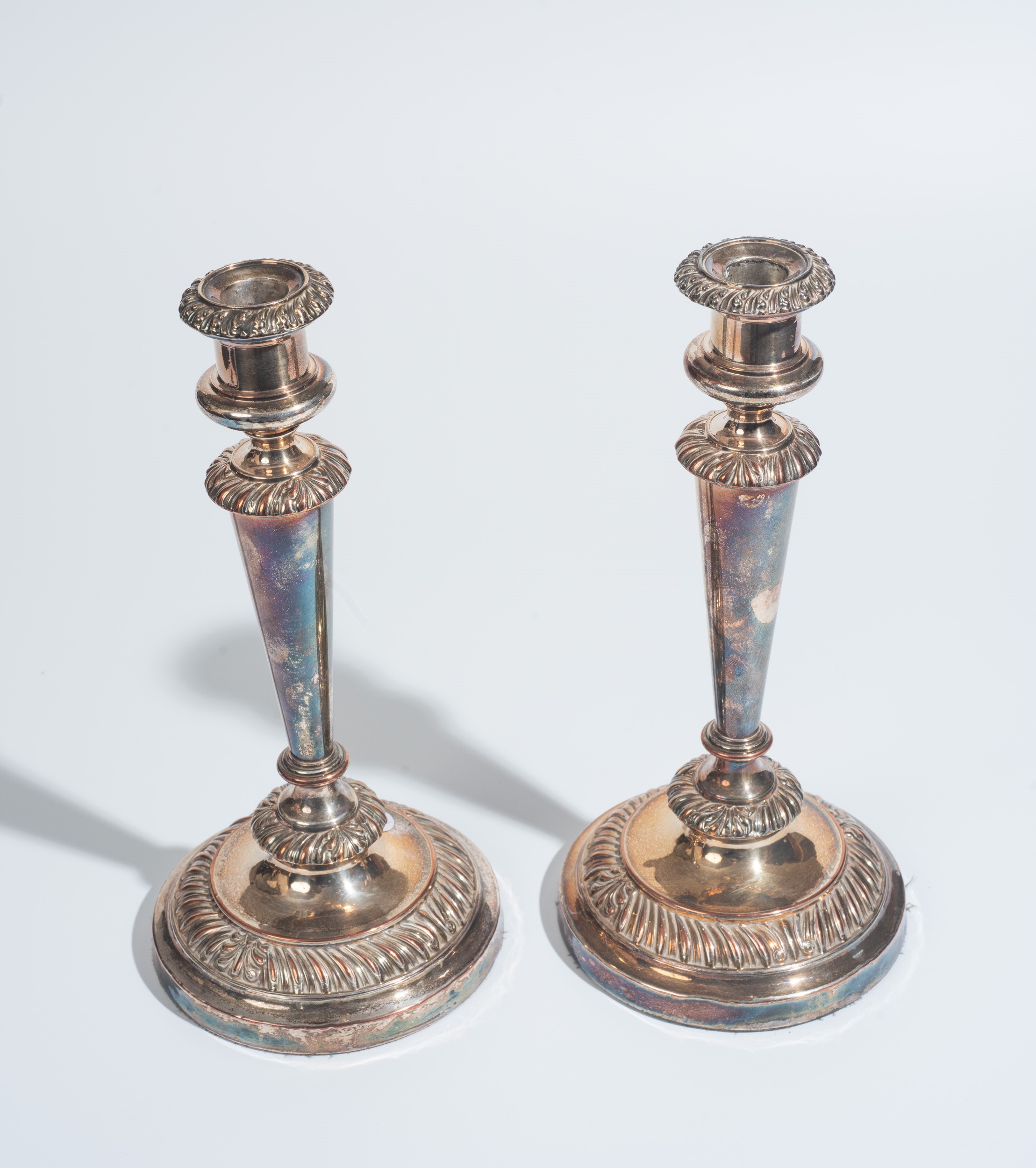 Coppia di candelabri baccellati, metallo argentato, XX secolo