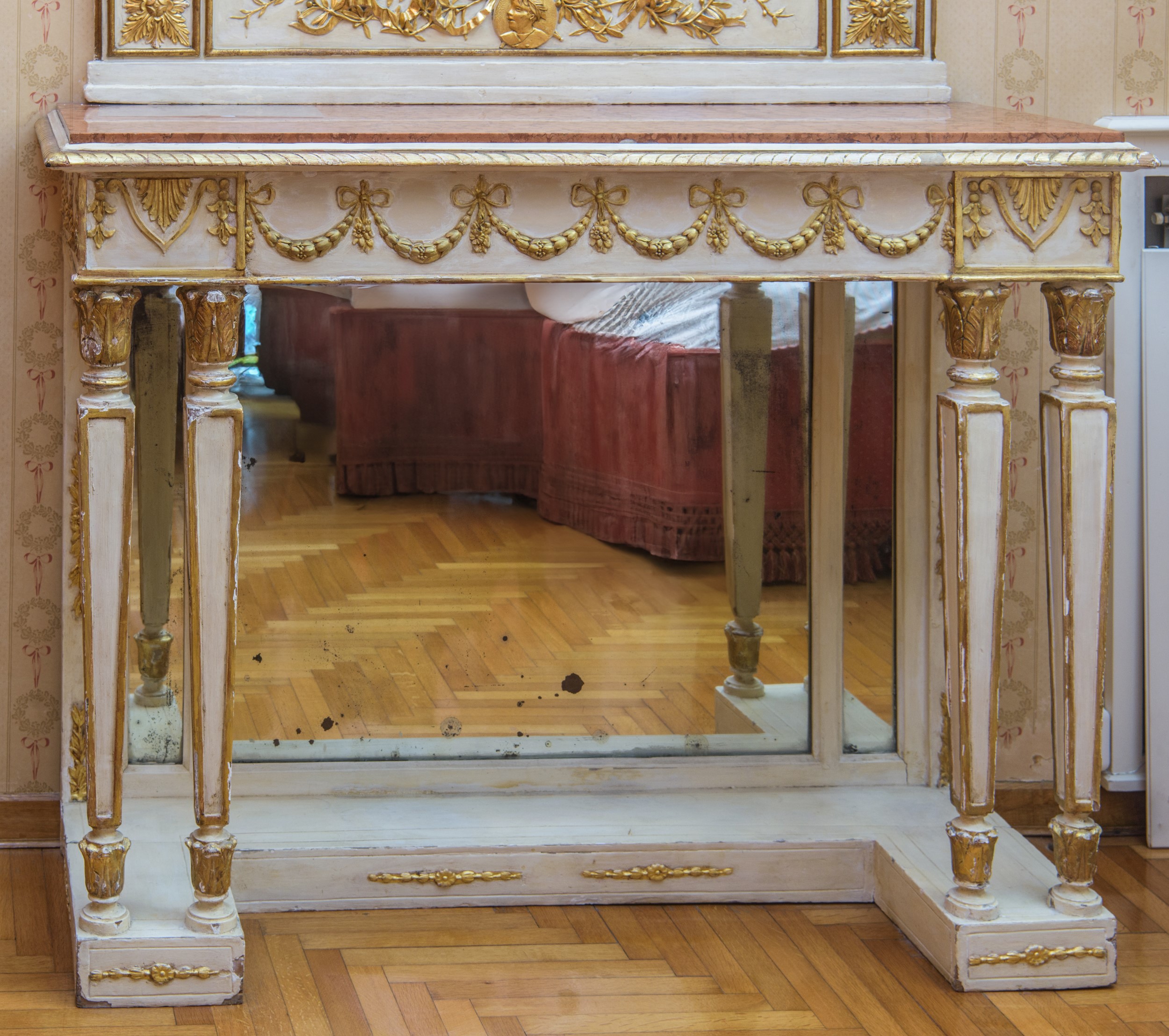 Consolle e specchiera, con piano in marmo rosso di Verona