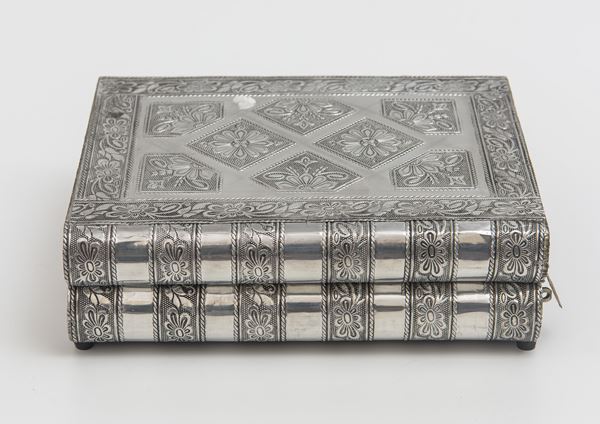 Scatola portagioie a libro, in argento