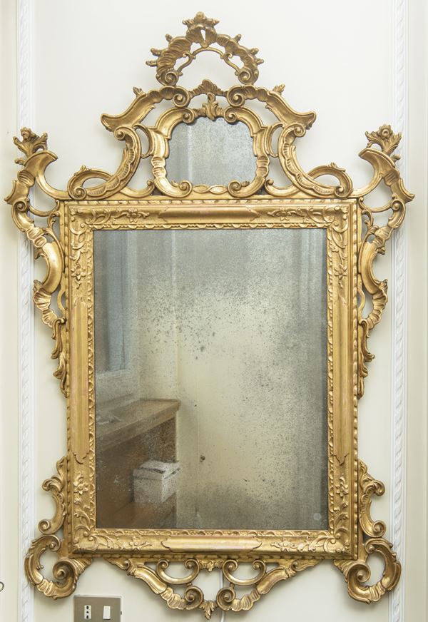 Specchiera in legno dorato e intagliato