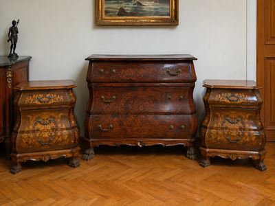 Stile Luigi XV, Gruppo da camera composto da comò e coppia di comodini, legno massello con intars...