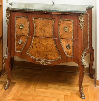 Commode a due cassetti in stile Luigi XV, legno massello e marmo