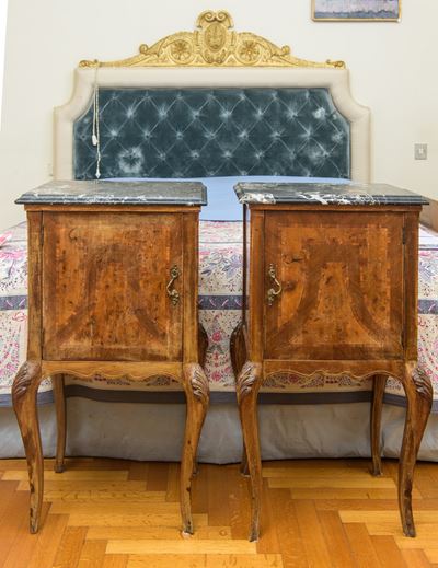 Coppia di comodini in legno massello con piano in marmo, XX secolo