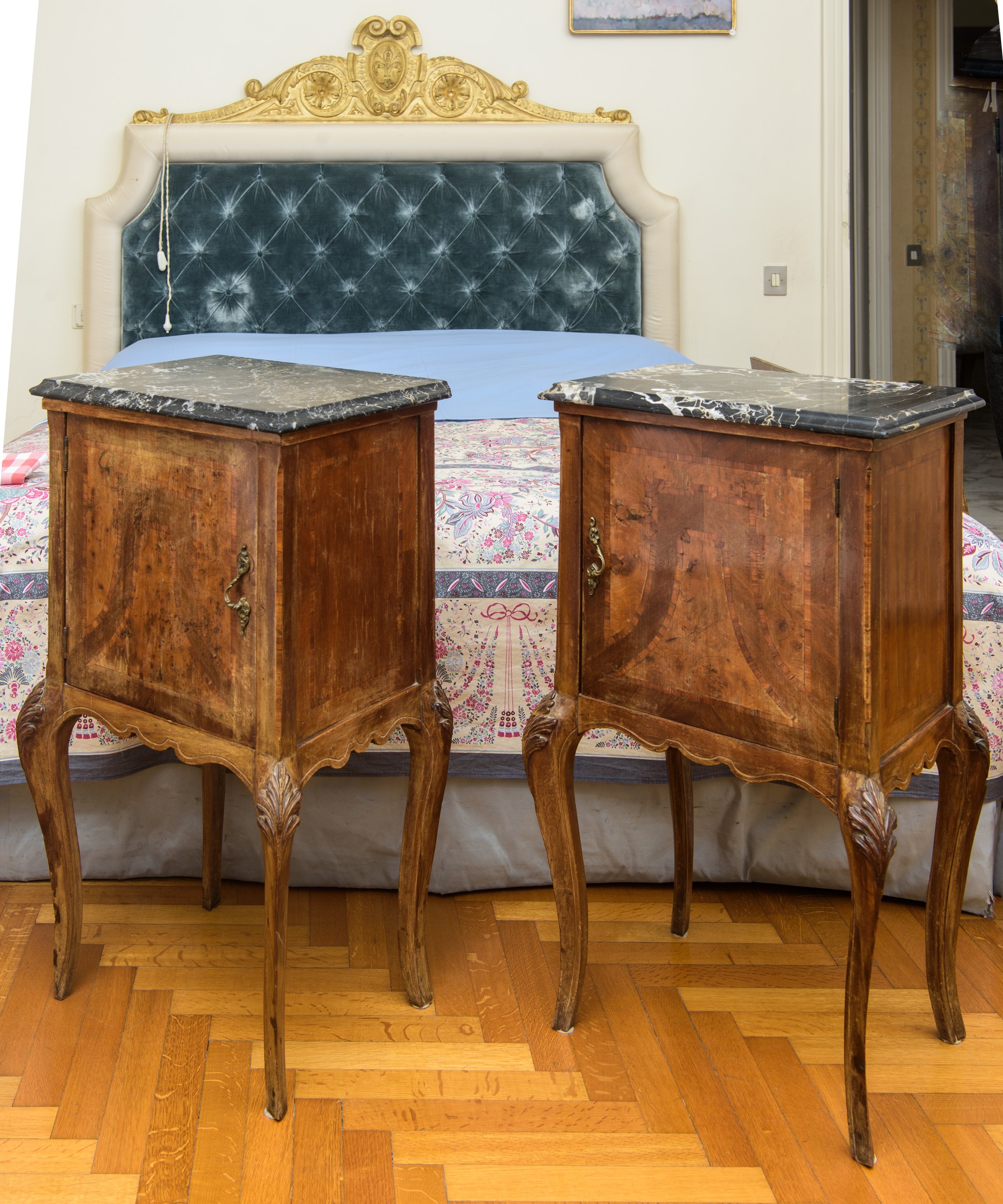 Coppia di comodini in legno massello con piano in marmo, XX secolo