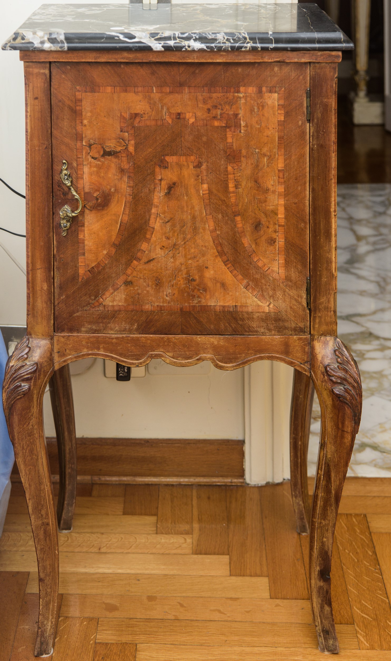 Coppia di comodini in legno massello con piano in marmo, XX secolo