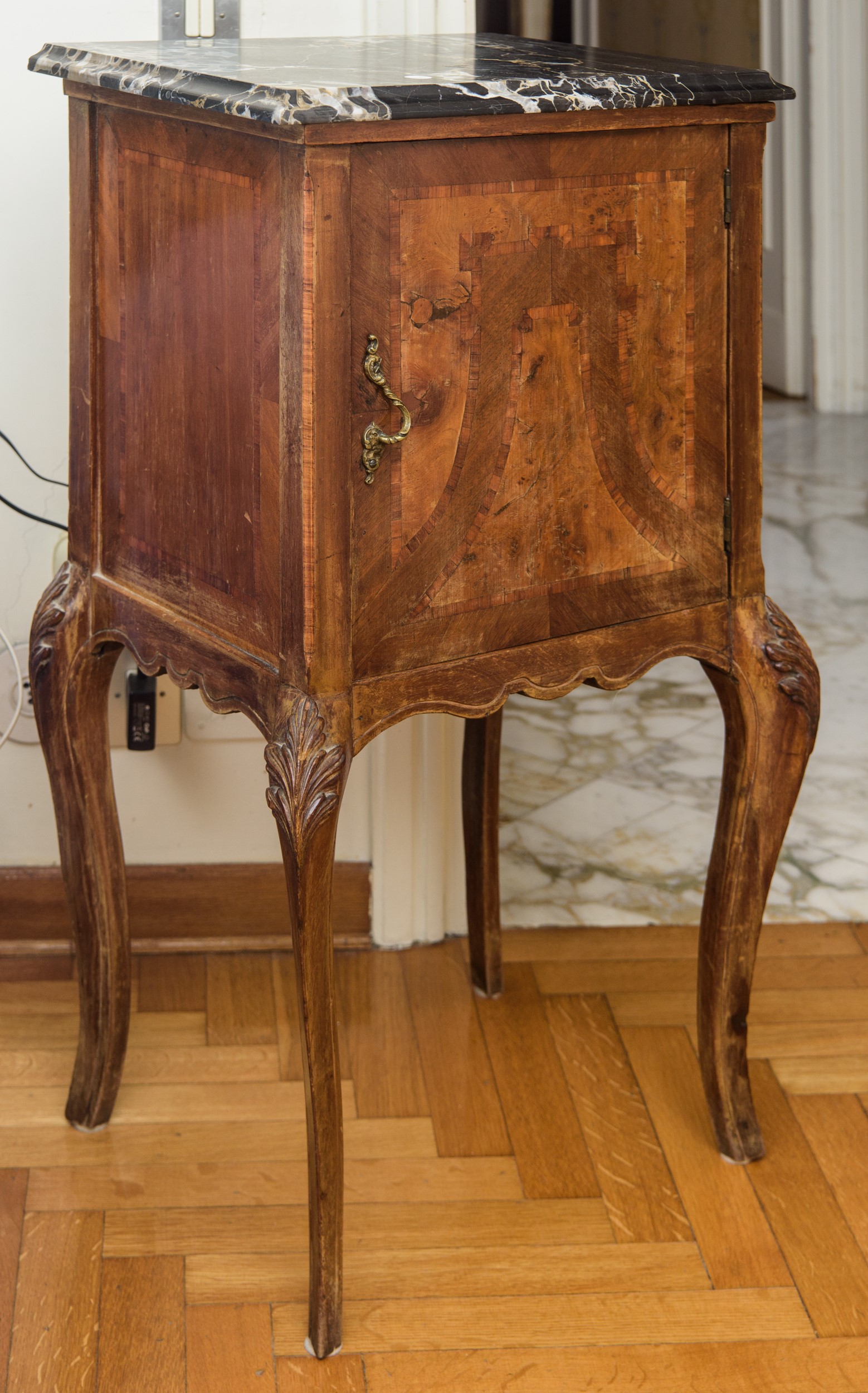 Coppia di comodini in legno massello con piano in marmo, XX secolo