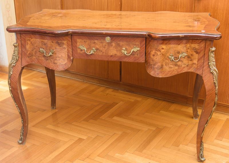 Scrivania a tre cassetti in legno di radica, XX secolo