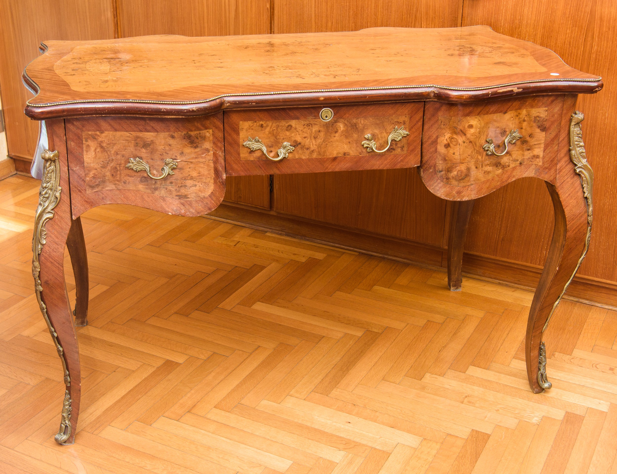 Scrivania a tre cassetti in legno di radica, XX secolo