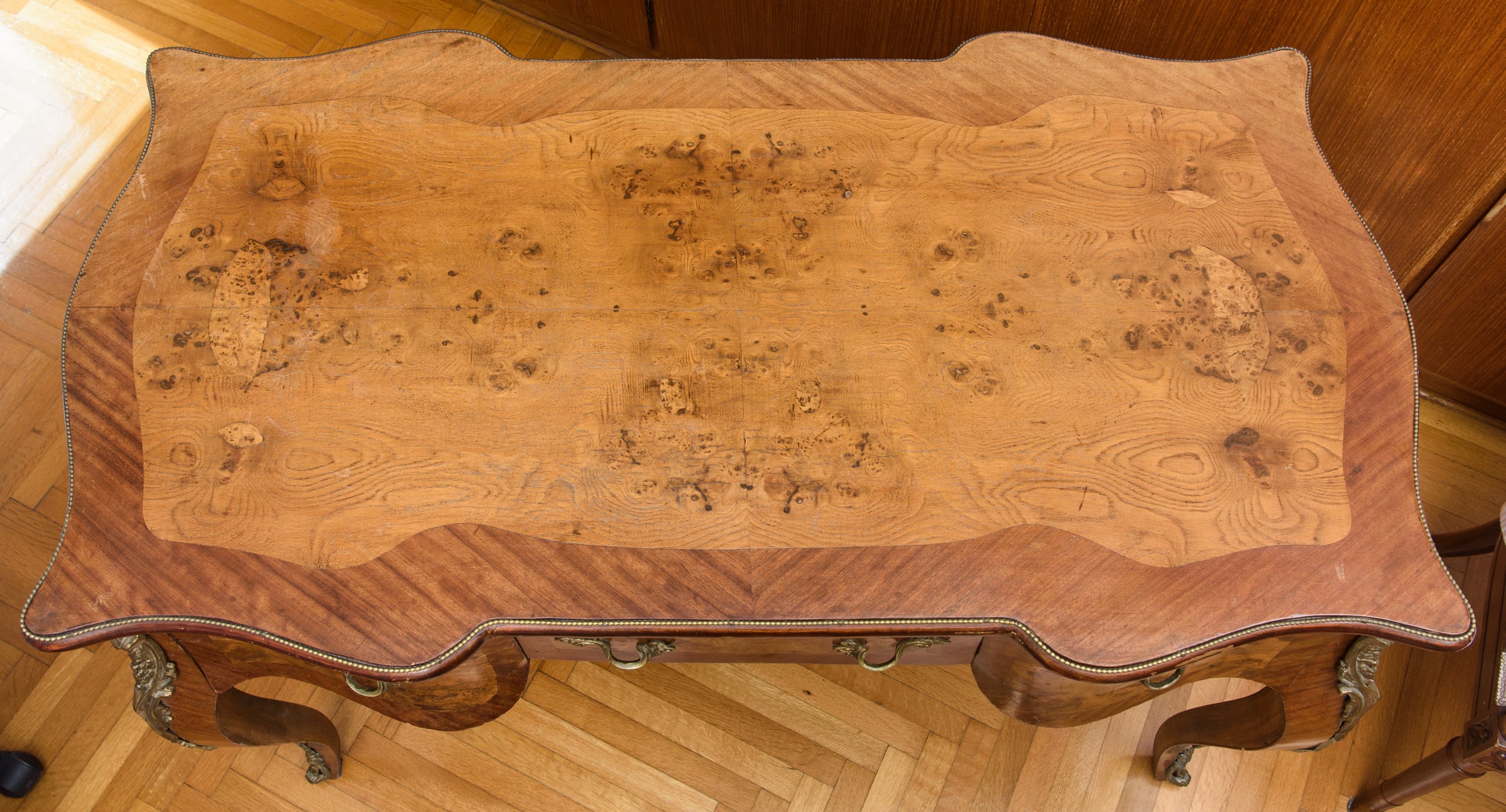 Scrivania a tre cassetti in legno di radica, XX secolo