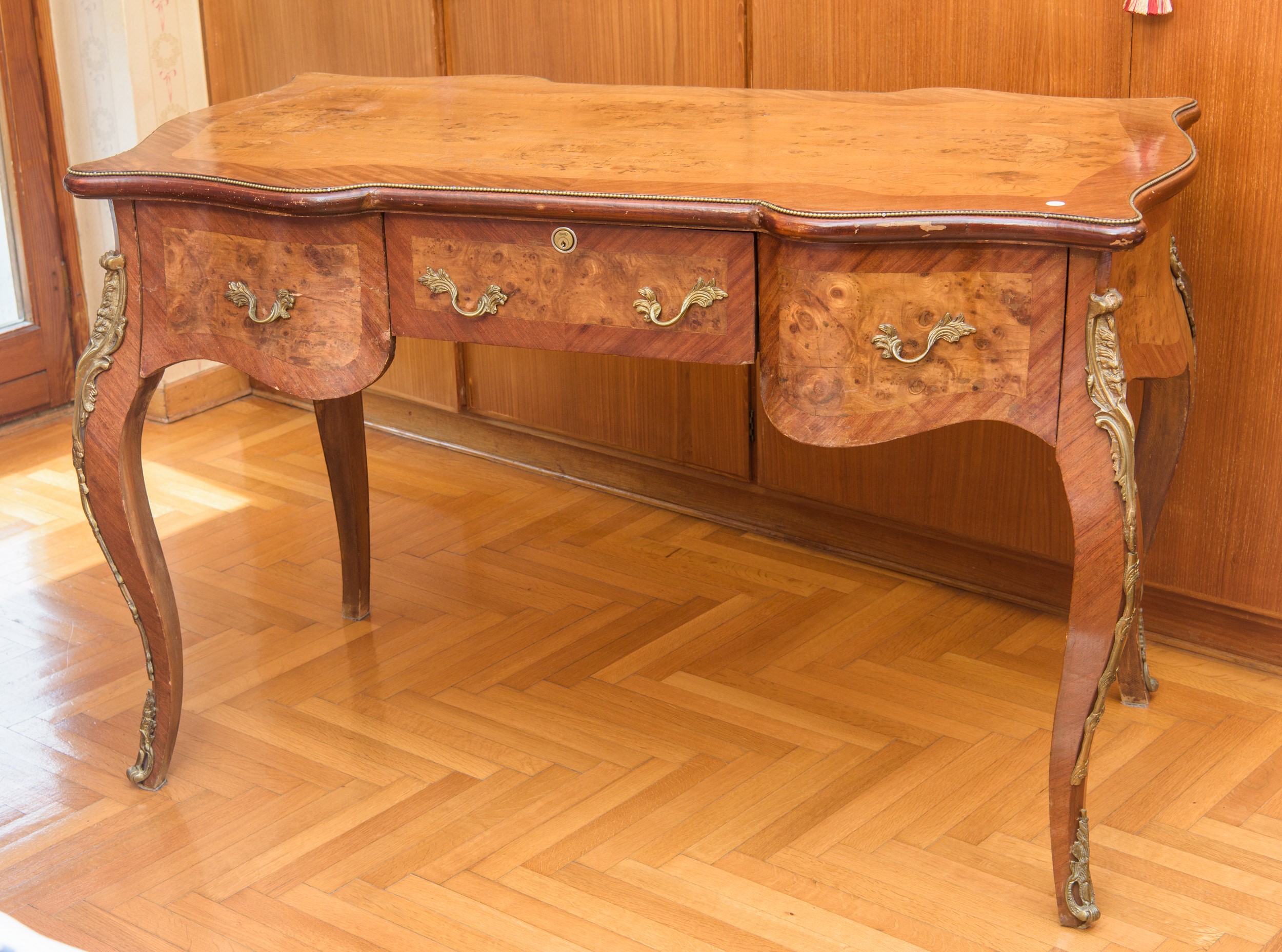 Scrivania a tre cassetti in legno di radica, XX secolo