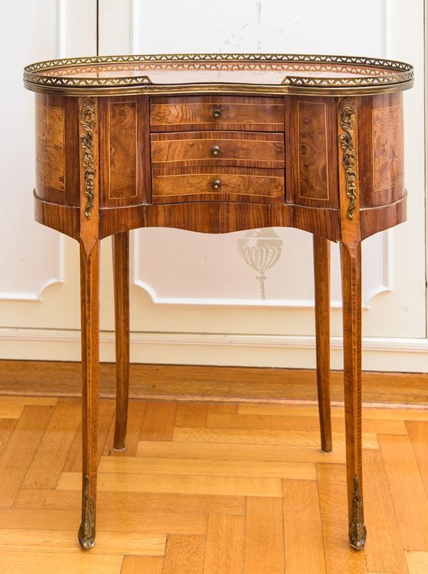 Comodino a fagiolo con intarsi e bronzi