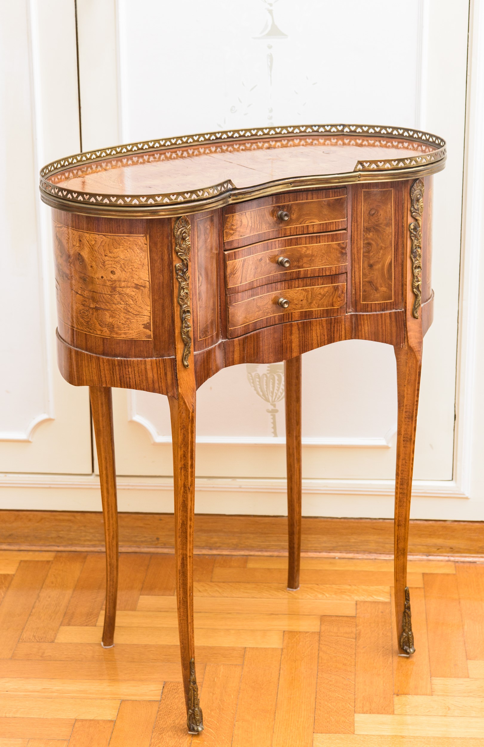 Comodino a fagiolo con intarsi e bronzi