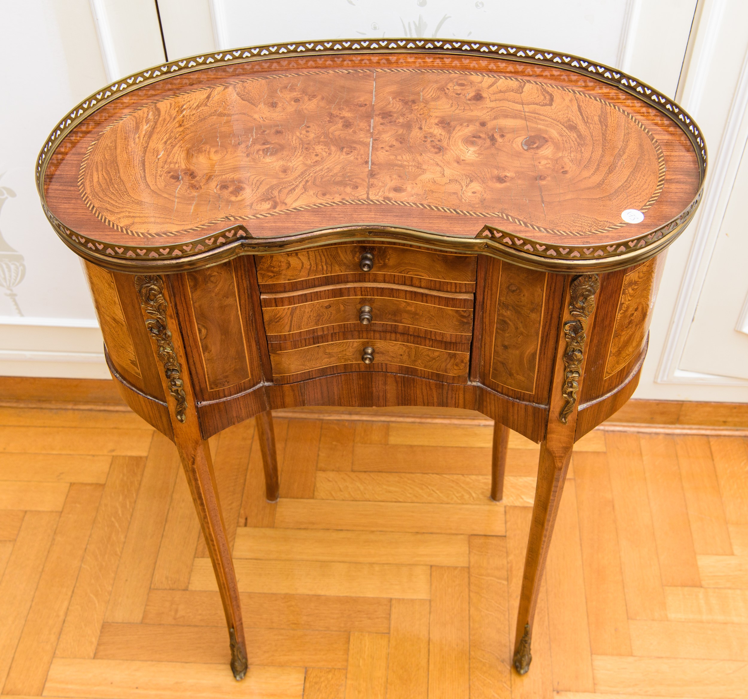 Comodino a fagiolo con intarsi e bronzi