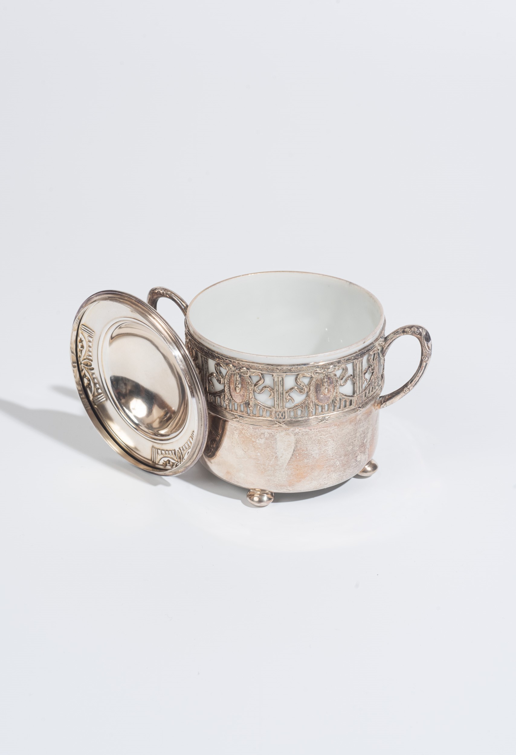 Zuccheriera in metallo argentato con interno in ceramica, XX secolo