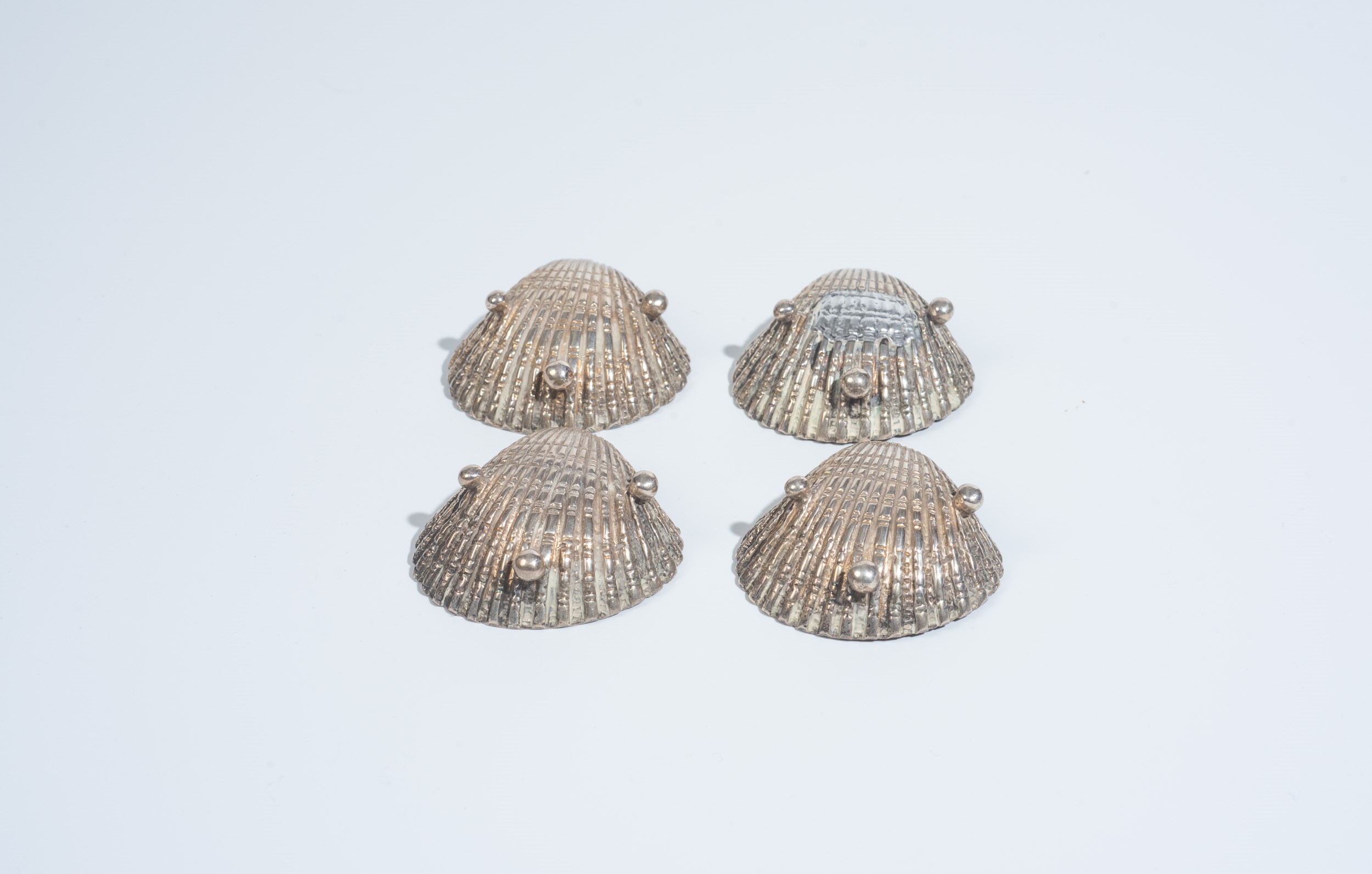 Quattro saliere a forma di conchiglia in argento 800