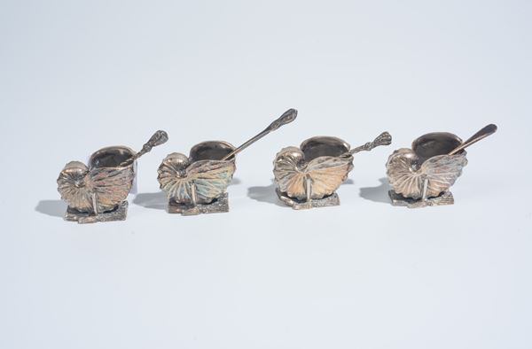 Quattro saliere in metallo argentato e quattro cucchiaini