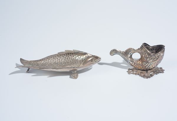 Due pesci in metallo argentato
