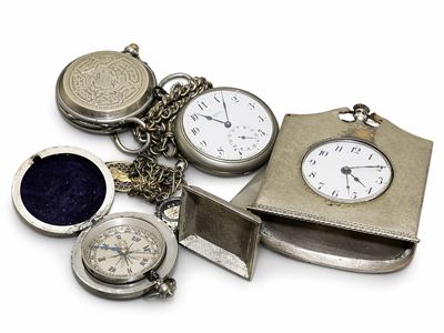 Lotto di tre orologi da polso e una bussola in metallo