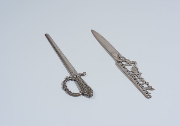 Due tagliacarte in argento