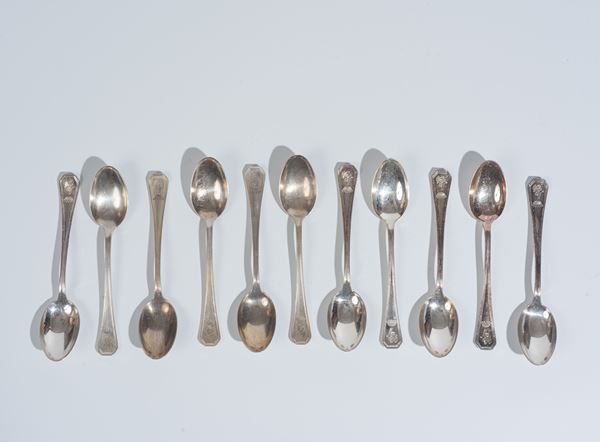 Lotto di undici cucchiaini in argento