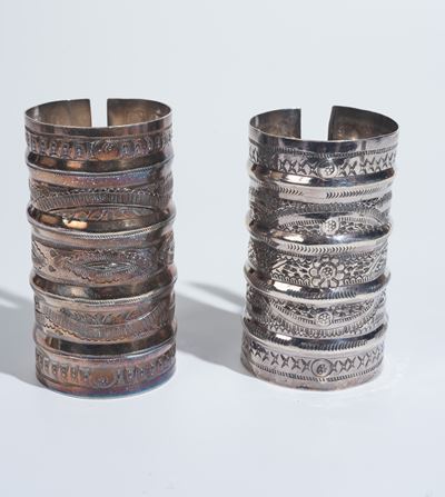Coppia di bracciali in argento, dimensioni 11,5 x 6 cm, peso 322 g