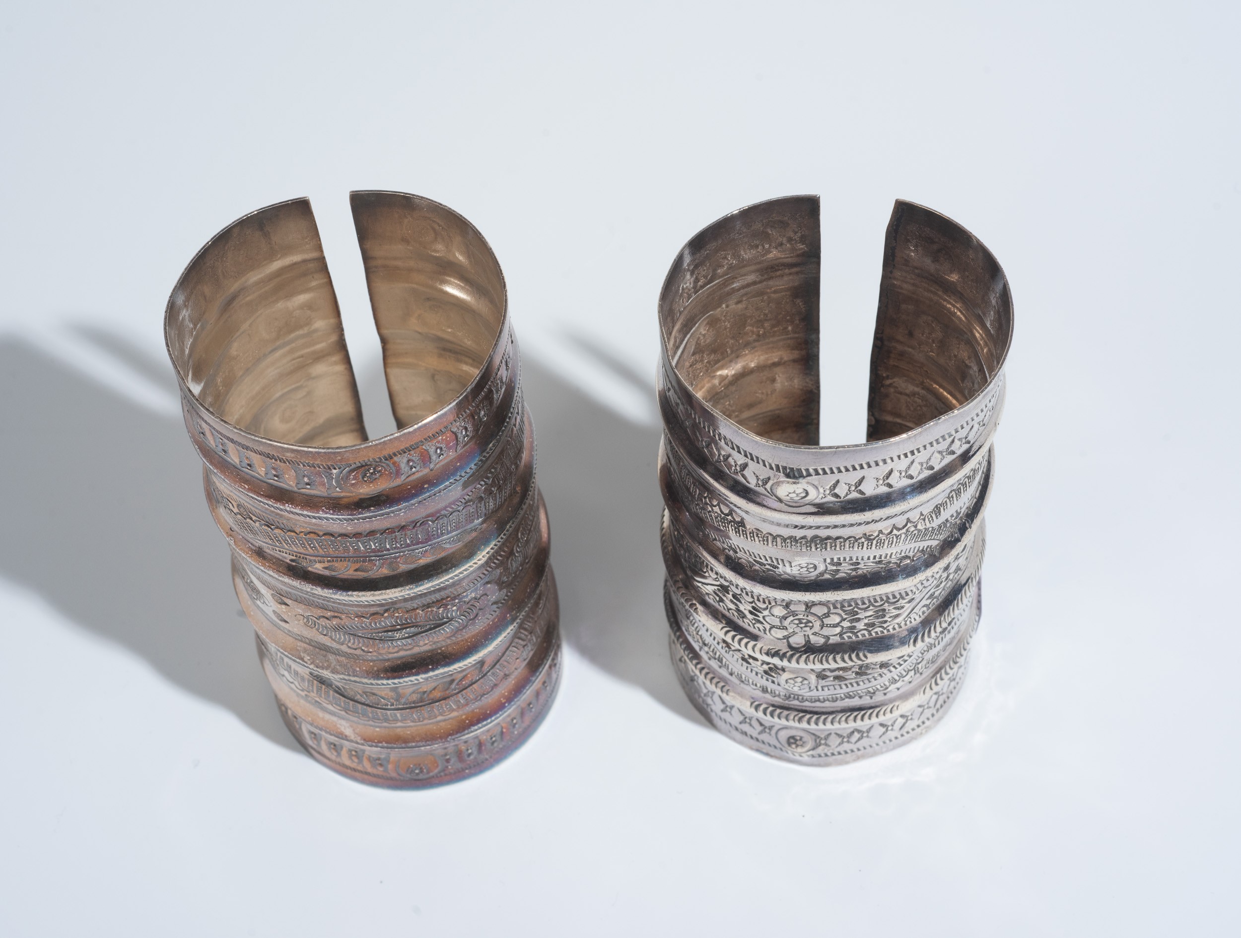 Coppia di bracciali in argento, dimensioni 11,5 x 6 cm, peso 322 g