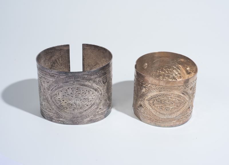 Coppia di bracciali in argento, manifattura nordafricana, XX secolo