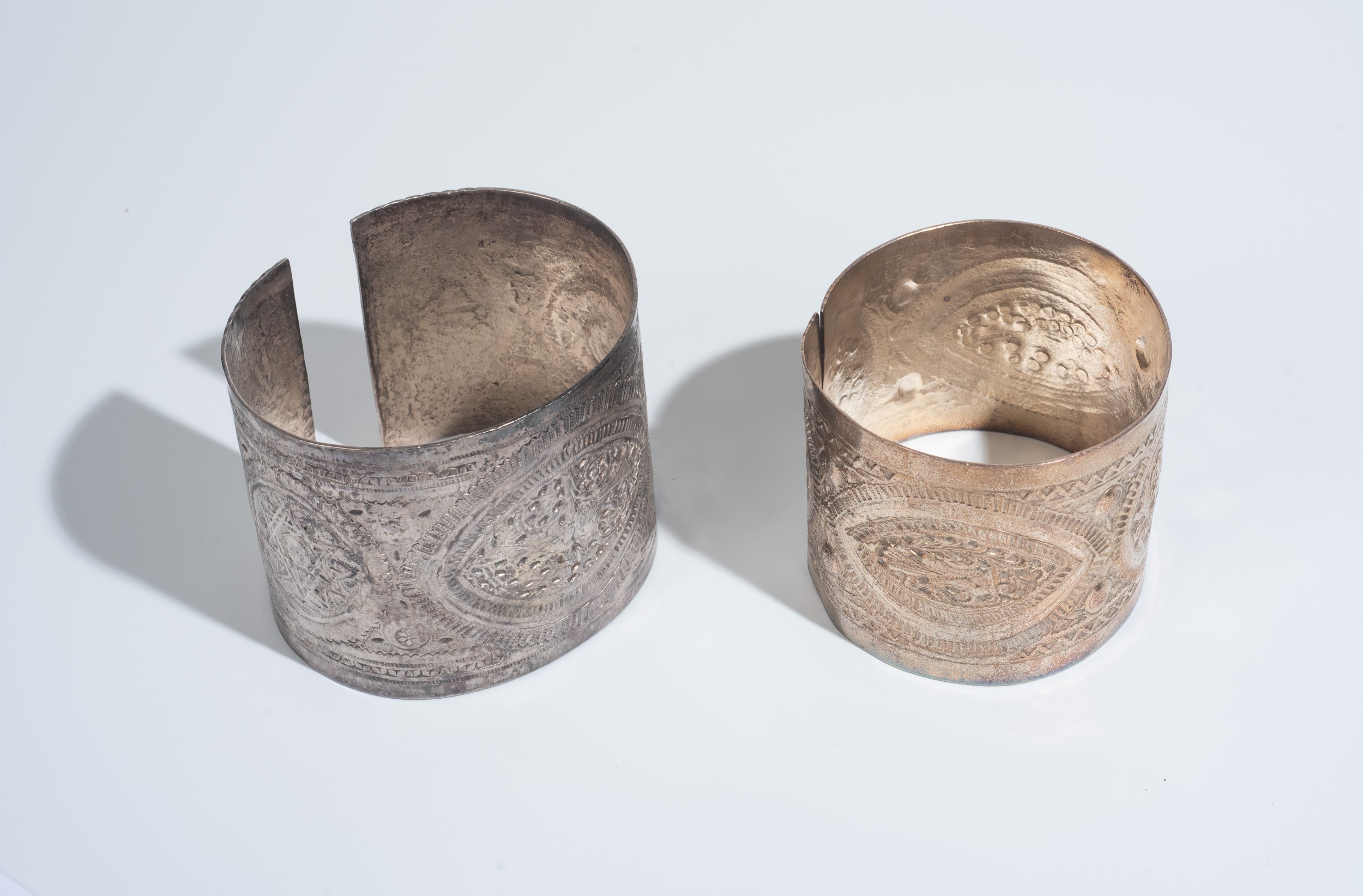 Coppia di bracciali in argento, manifattura nordafricana, XX secolo