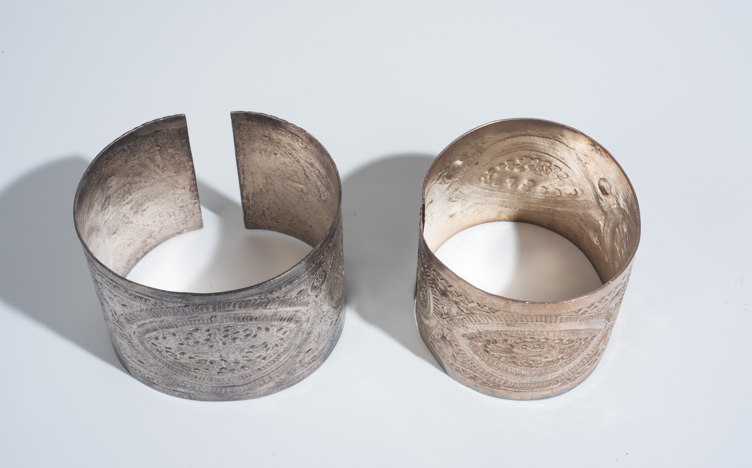 Coppia di bracciali in argento, manifattura nordafricana, XX secolo