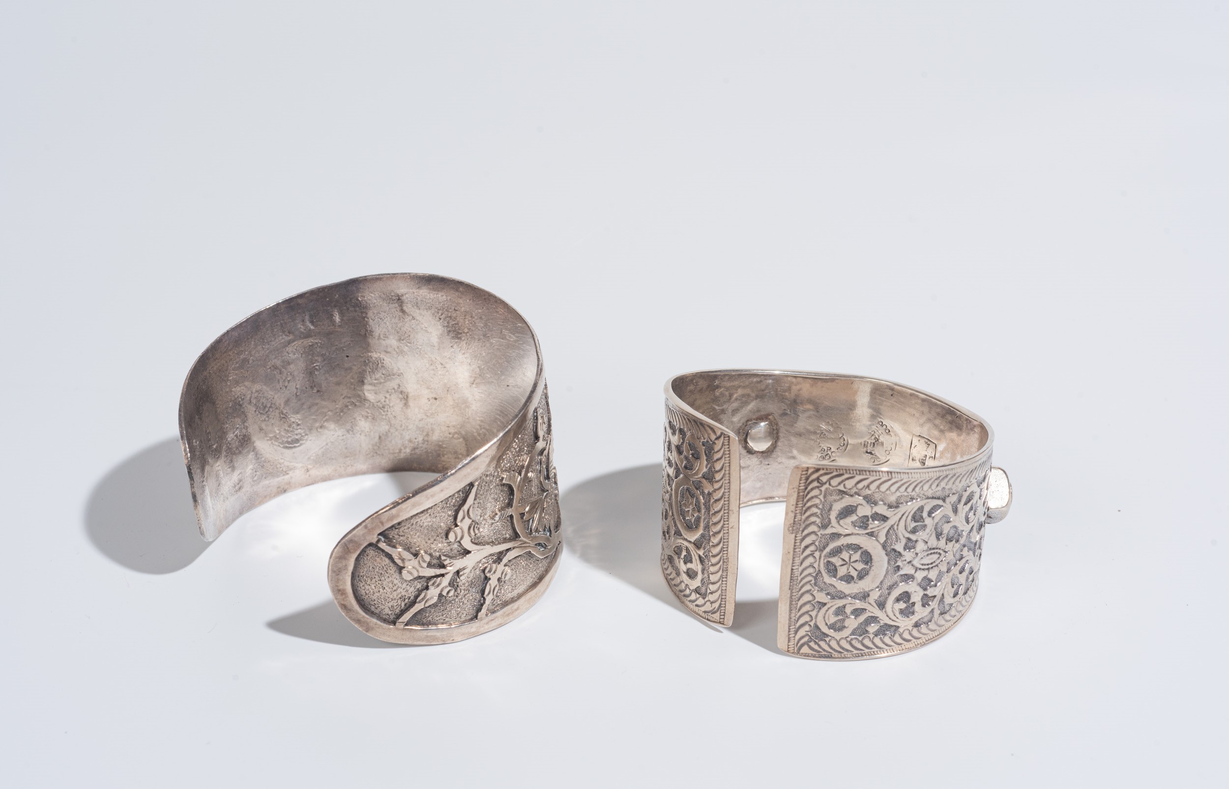 Coppia di bracciali in argento, manifattura nordafricana, XX secolo