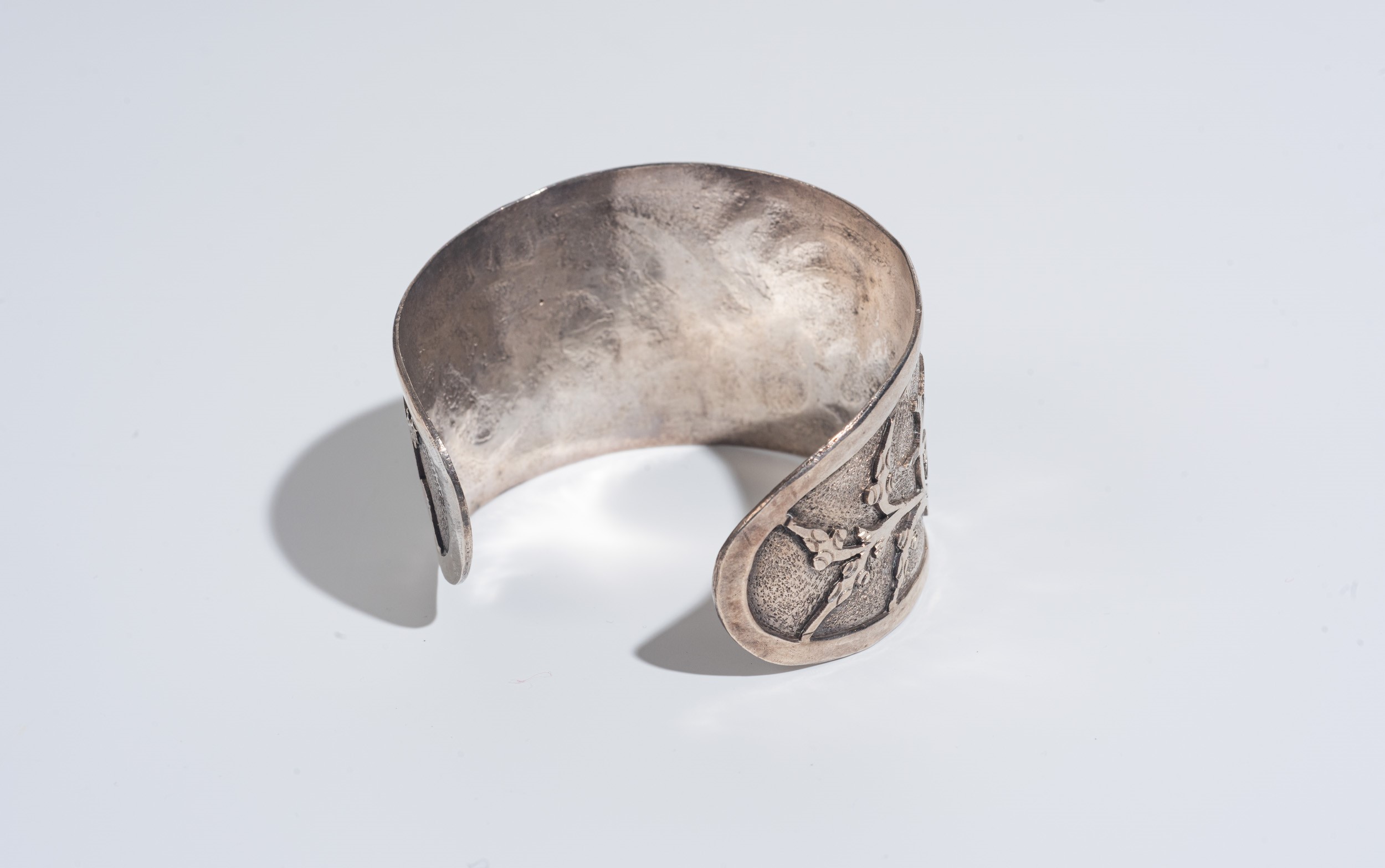 Coppia di bracciali in argento, manifattura nordafricana, XX secolo