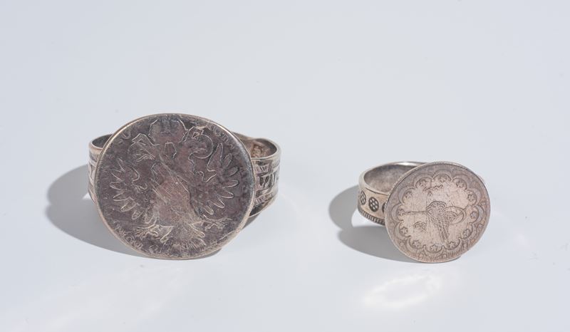 Due portatovaglioli in argento