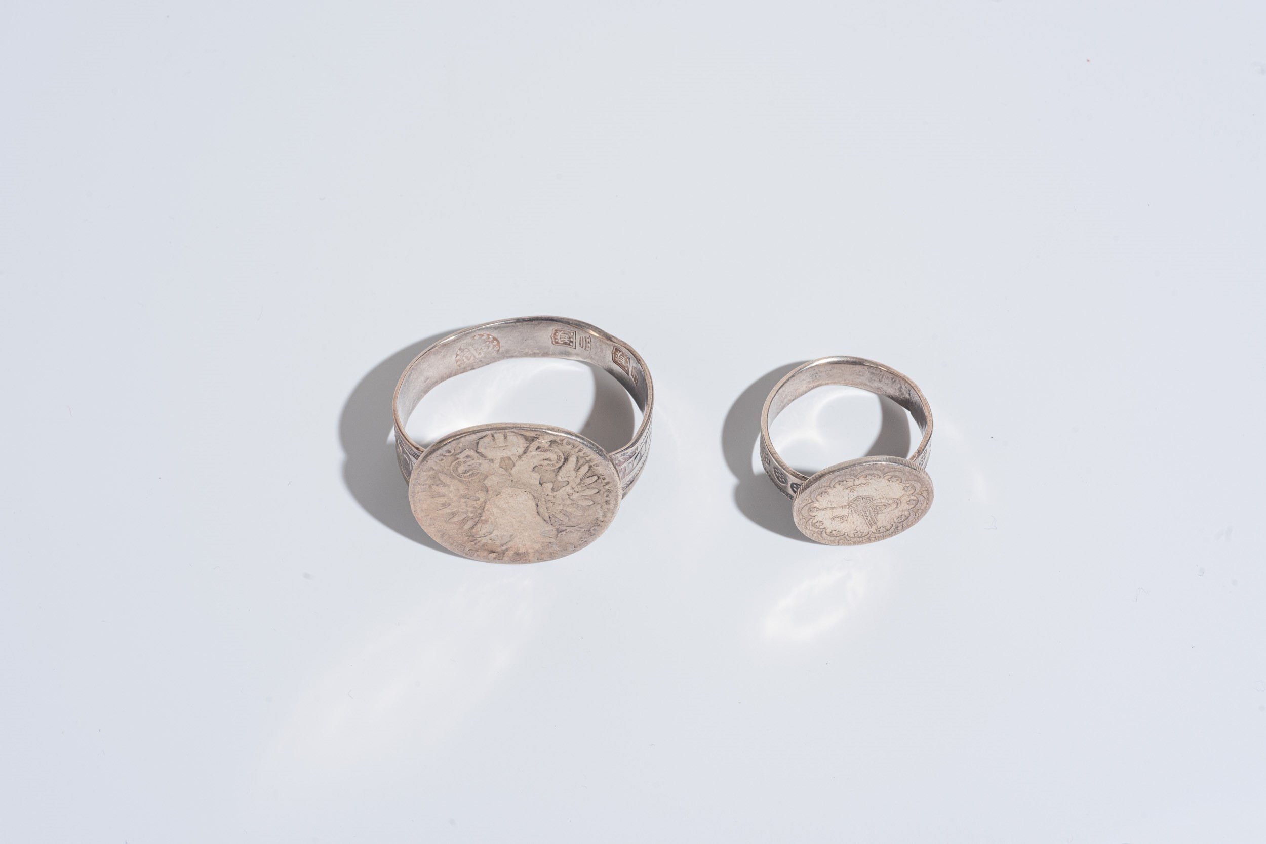 Due portatovaglioli in argento