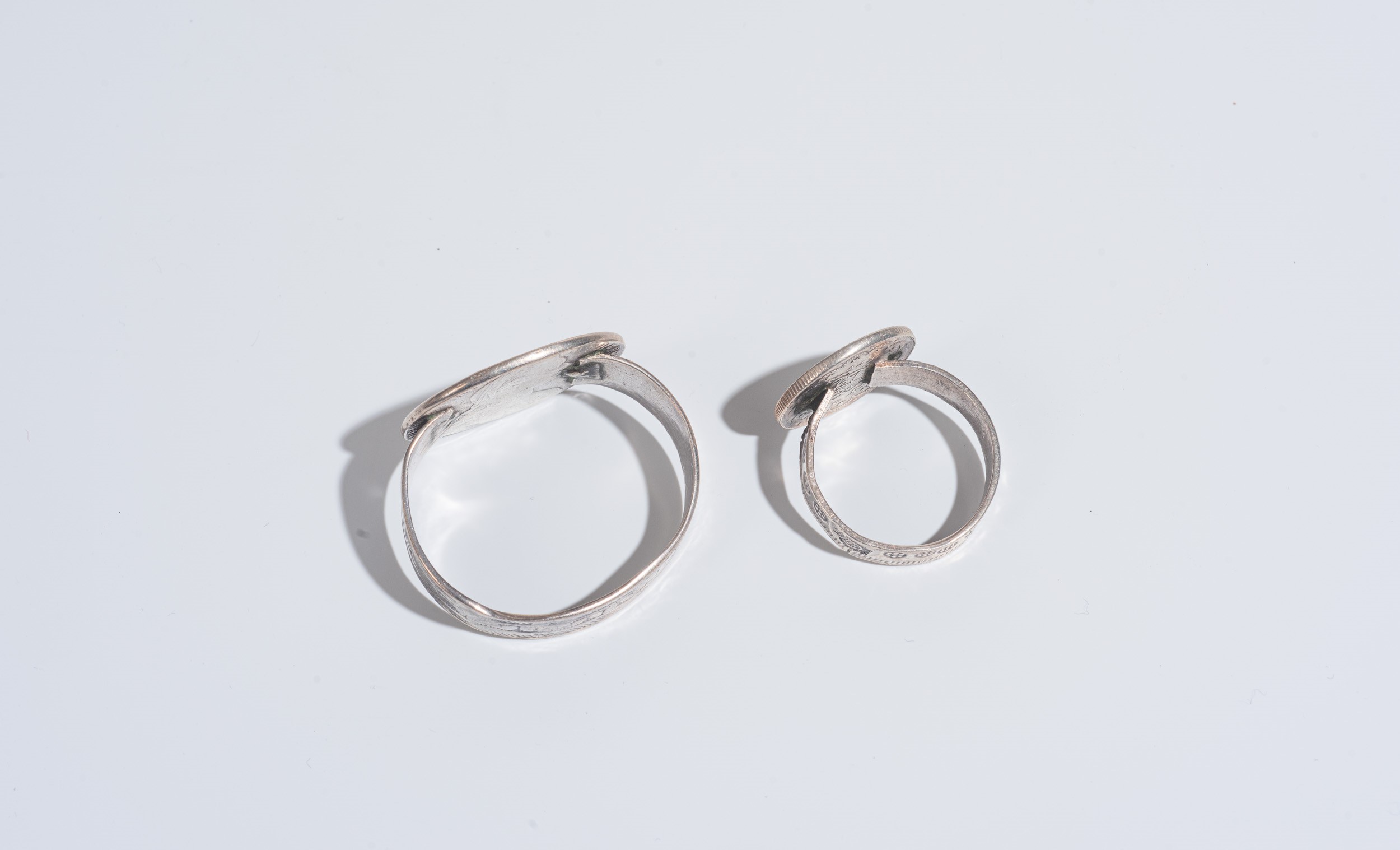 Due portatovaglioli in argento