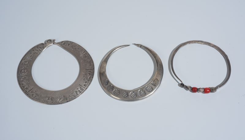 Manifattura orientale, Tre bracciali in argento