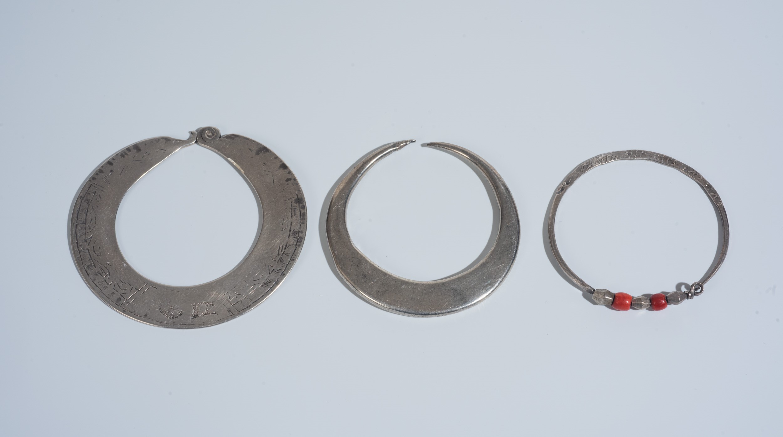Manifattura orientale, Tre bracciali in argento