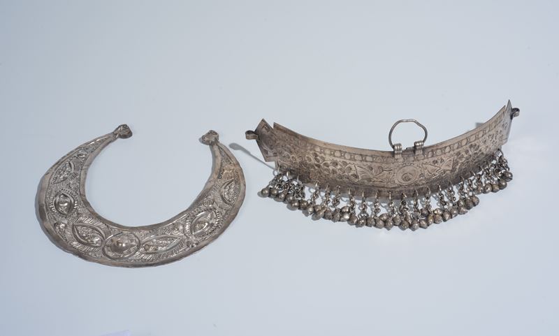 Tiara e collana in argento, manifattura orientale, XX secolo