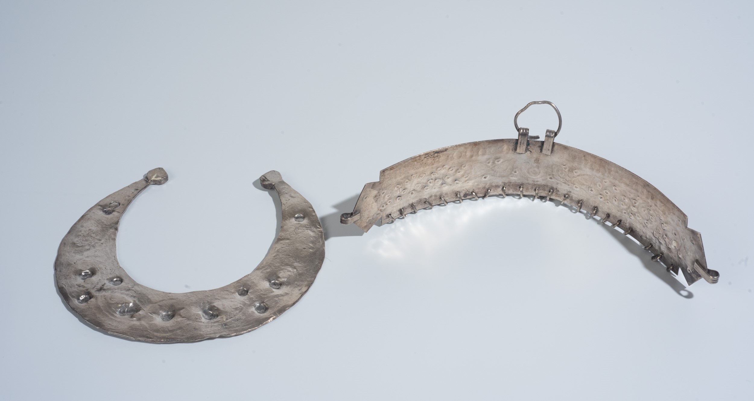 Tiara e collana in argento, manifattura orientale, XX secolo