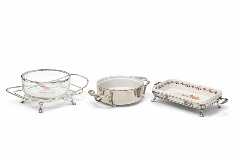 Lotto di oggetti da tavola in metallo argentato, ceramica e vetro, XX secolo